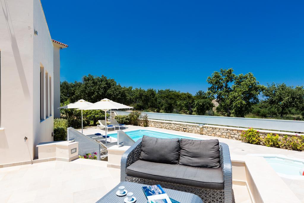 Deluxe Villa Ianthos - Outdoor Hot Tub & Kids Pool Gálosz Kültér fotó